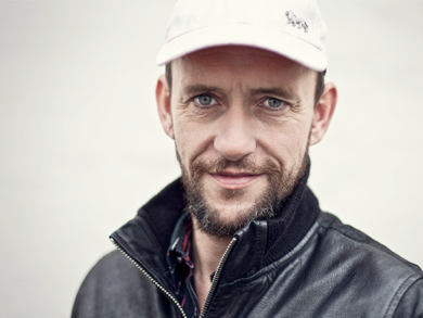 Hilmar Bender, Porträtfoto mit Cap und Lederjacke