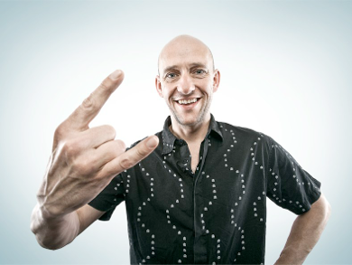 Hilmar Bender formt mit der Hand das Metal-Zeichen (Pommesgabel)